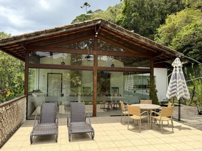 Casa com Piscina, 3 Quartos e Vista para as Montanhas em Mury