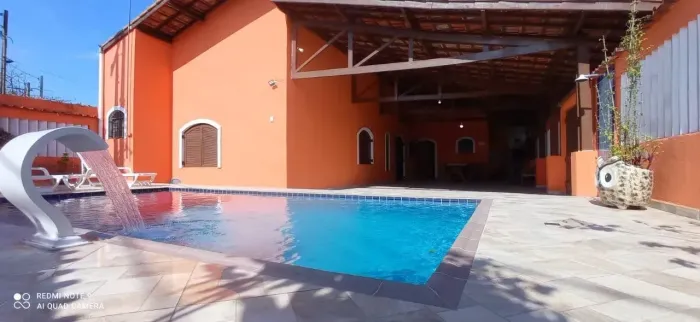 Casa lado praia frente rodovia, com 2 quartos, possui area gourmet com churrasqueira e pis