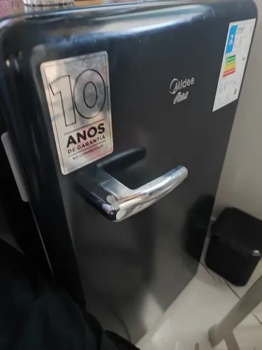 Vendo frigobar semi novo 4 meses de uso preto fosco retro