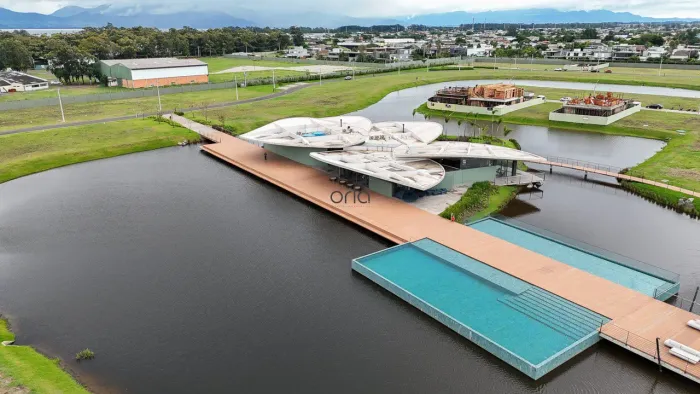 Terreno beira lago com 451m² à venda no Condomínio Lótus Atlântida, em Xangri-Lá. REF: