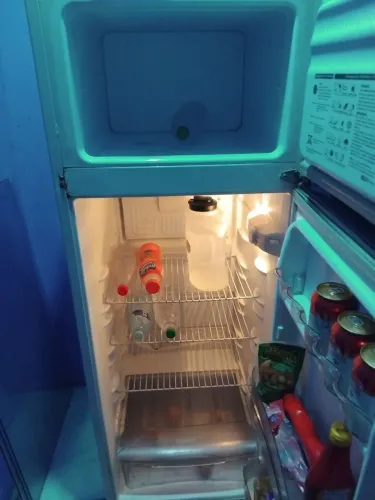Vendo essa geladeira toda original quem gela e ela mais informações *39