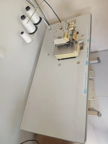 Máquina de costura overloc Bracob