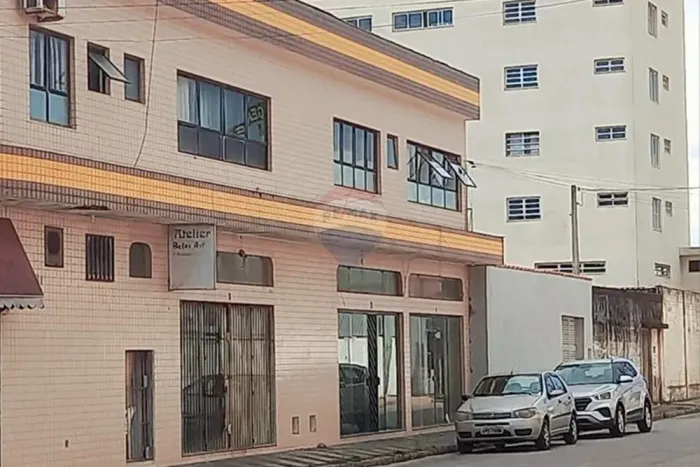 Sala Comercial com 71 m², 2 Banheiros e Cozinha no Centro de Peruíbe SP