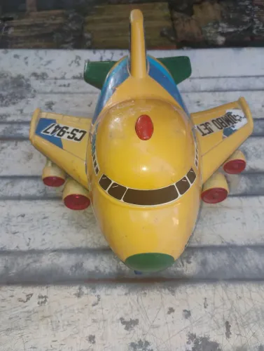 Vendo um avião Jumbo bate e volta a pilha antigo