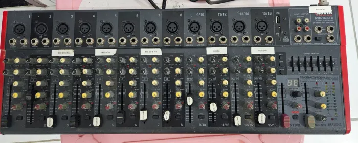 Mesa de Som Novik NVK-1602FX - 16 Canais - Oportunidade!