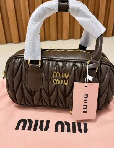 Bolsa miu miu arcadie matelassê em couro