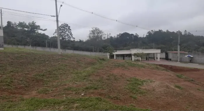 Lote de esquina em condomínio fechado com 583 m2.