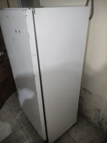 Geladeira feia e velha, mas gelando mais que iceberg