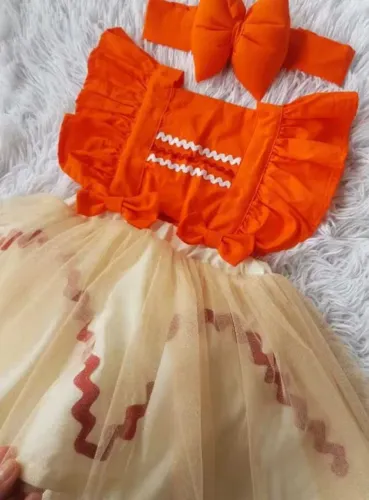 Romper Moana baby + 1 laço de cabeça + laço da cintura conforme a foto.