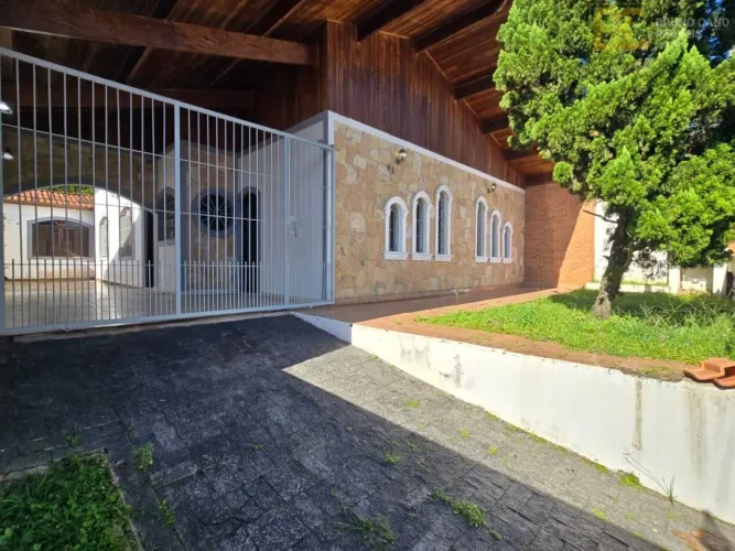 Casa com 3 quartos a 750 metros da praia por apenas 650.000.00