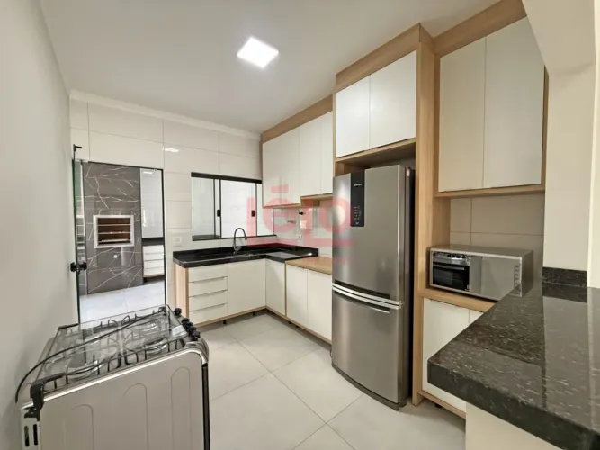 Casa de 3 quartos para alugar no Jardim Monte Rei em Maringá com suíte, cozinha planejada