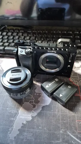 Sony A6300 + Lente 16-50 + Cage e Cartão