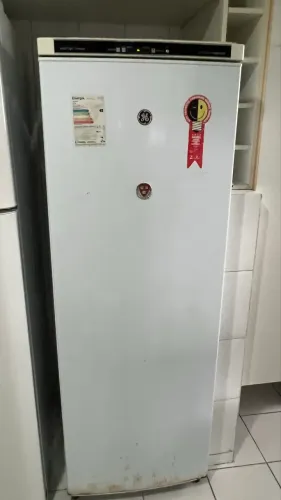 Freezer GE da linha Double Integration 300 litros