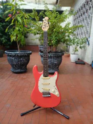 GUITARRA STERLING CUTLASS 30 SSS - TOCABILIDADE ACIMA DA MÉDIA 