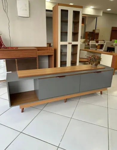 Rack Capri 100% MDF 2 Portas 1 Nicho e Pés Estilo Retrô