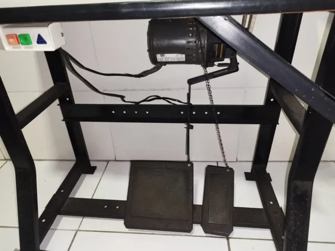 Máquina de costura Overlok semi-industrial