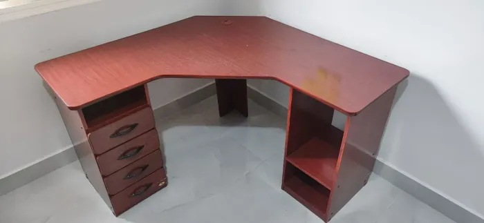 Escrivaninha com 04 gavetas