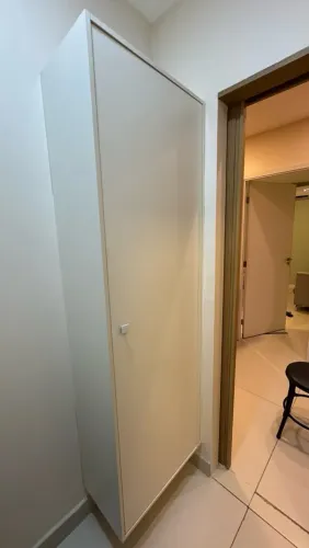 Armário para armazenamento de material de limpeza