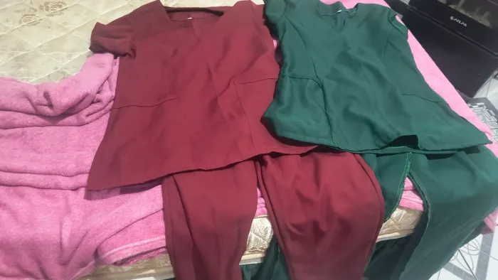 Conjunto de uniformes femininos (scrub) - 2 unidades em ótimo estado
