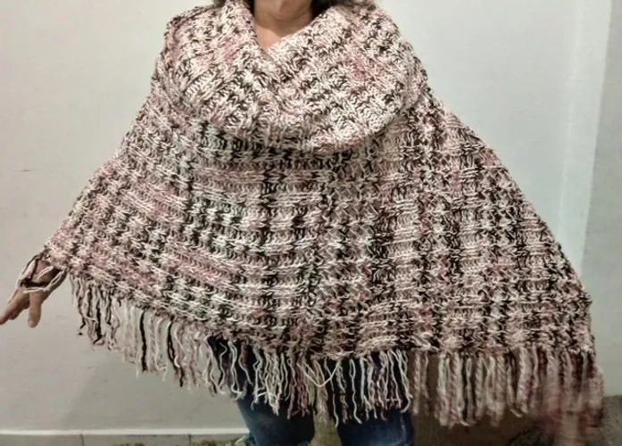 Poncho de lã feito à mão