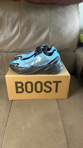 Tênis Adidas YEEZY 700 Bright Cyan DSWT