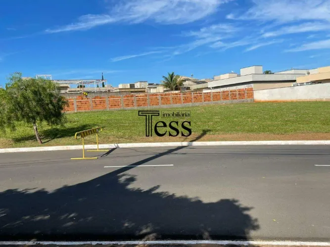 Vende terreno residencial no Recanto do Lago, com 855m2, plaino, face sombra, localização 