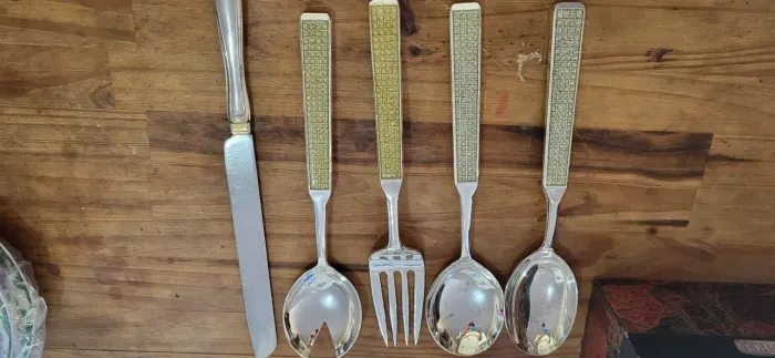 Jogo de Talheres de Luxo com Detalhes Dourados mais dez peças em porcelana