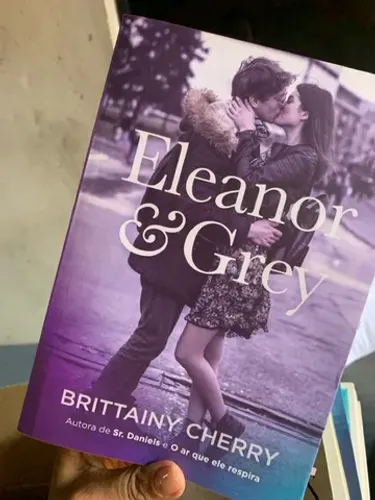 Eleanor e Grey - livro Brittainy Cherry