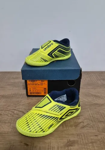 Chuteira Umbro N° 25