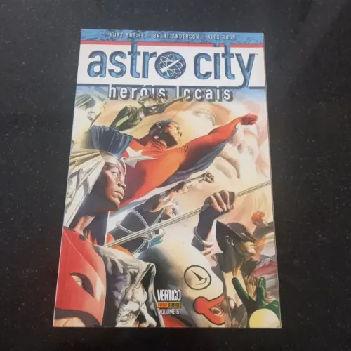 Astro City - Volume 5 - Heróis locais - Panini (2016)