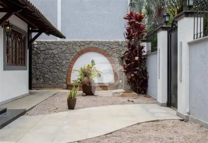 Mansão no condomínio Maramar, com 6 suítes, Piscina e vagas de garagem.