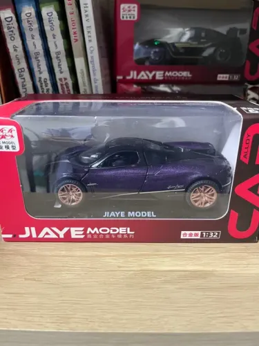 Miniaturas de carros em escala 1:32