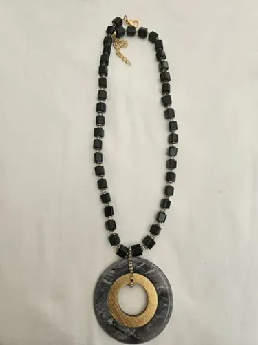 Colar de pedras cor preta como pingente na cor cinza com dourado<br>Tamanho médio
