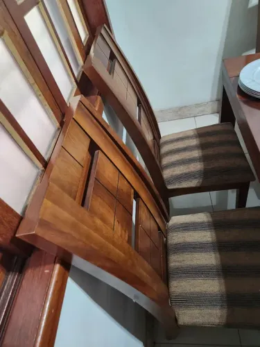 Conjunto de Mesa de madeira quadrada com 8 cadeiras