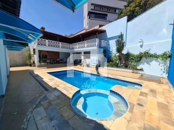 Casa térrea 600 m² a venda com 4 suítes, 3 salas piscina, piscina, churrasqueira e 7 vagas
