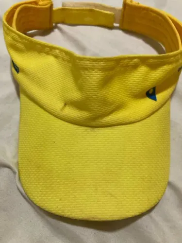 Boné amarelo de sol Circuito Banco do Brasil.