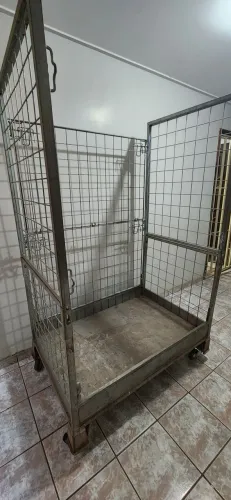 Container / Roltainer / Cesto aramado de metal com rodinhas