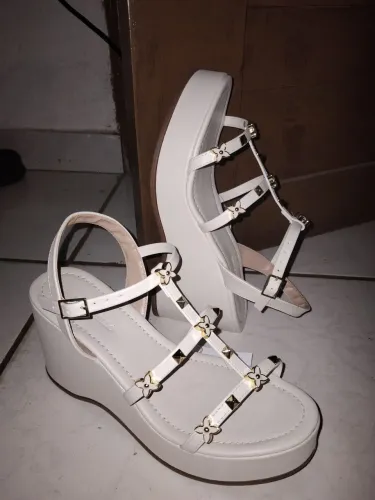 Renata Mello sandália número 35 nova