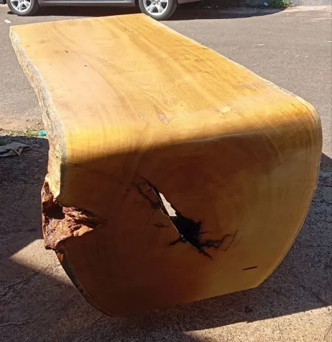 Mesa feita com madeira nobre