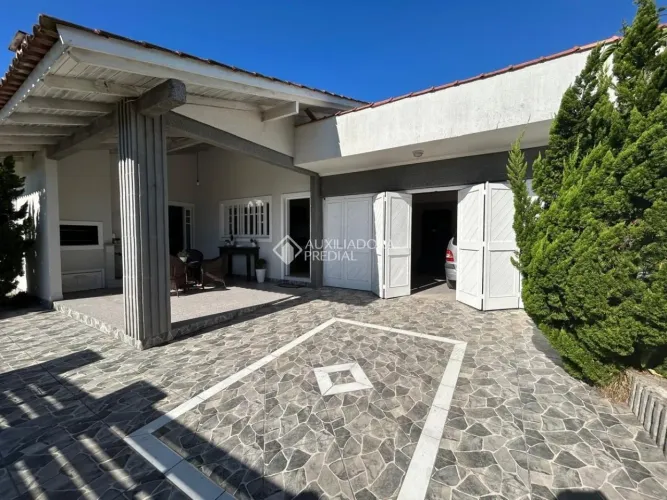 Casa à venda em Capão da Canoa, 4 quartos, piscina, terraço, 2 churrasqueiras, perto do ma