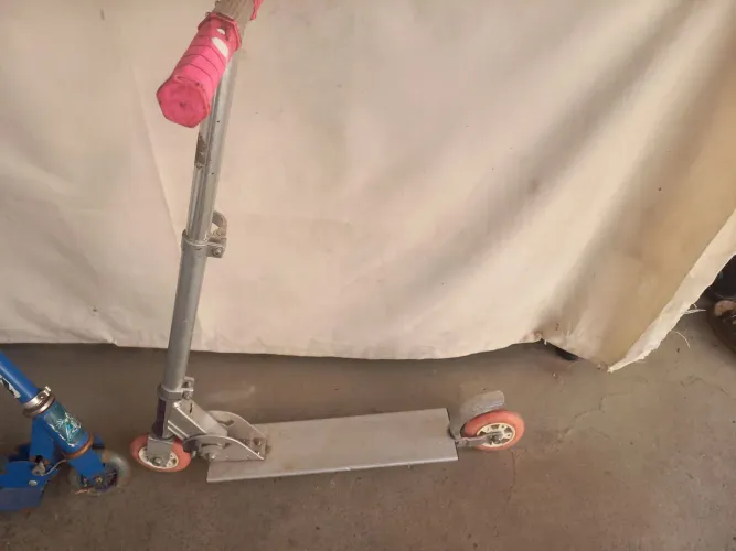 2 patinetes dobraveis e com regulagem de altura