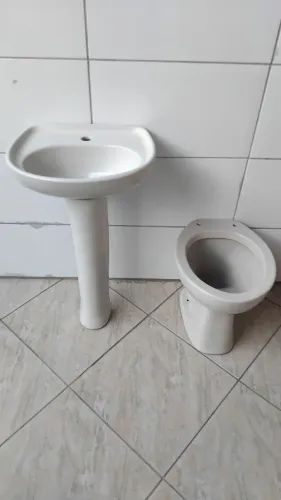LAVATÓRIO COM COLUNA E VASO SANITÁRIO COR PALHA. 