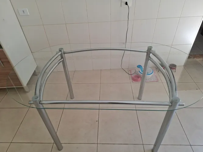 Mesa com tampo de vidro