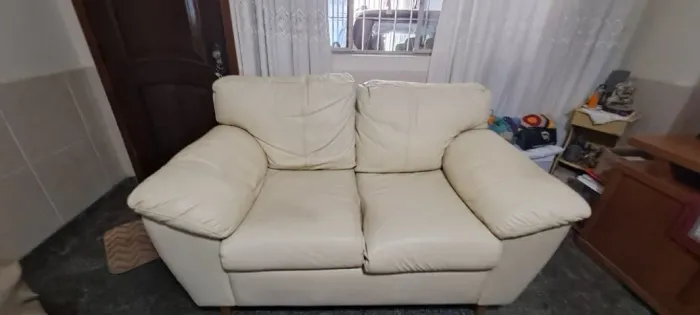 Sofá em Couro Bege 2 e 3 lugares