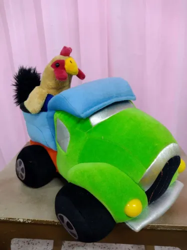 Caminhão de Pelúcia com Galinha