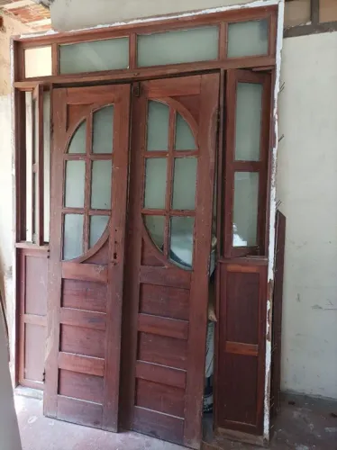 Porta de madeira maciça e seteira