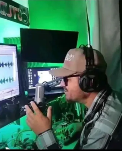 Locutor para todo Brasil gravo suas vinhetas propagandas , aberturas de shows.