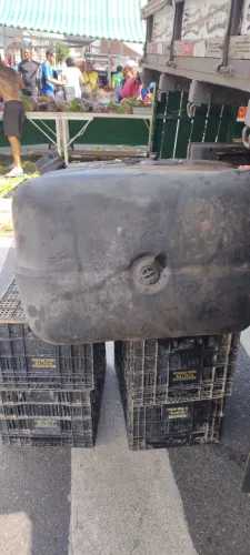 Vendo um tanque para caminhão com o suporte