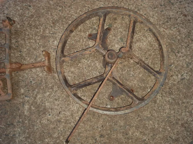 MÁQUINA DE COSTURA COMO ITEM DE DECORAÇÃO