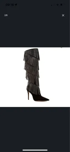 Bota de camurça com pedrarias 